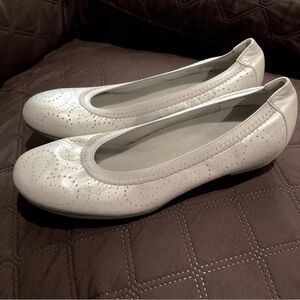 MUNRO Comfort Silver Leather Flats SZ 9 9W